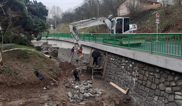 Novostavba opěrné zdi v obci Věžná
