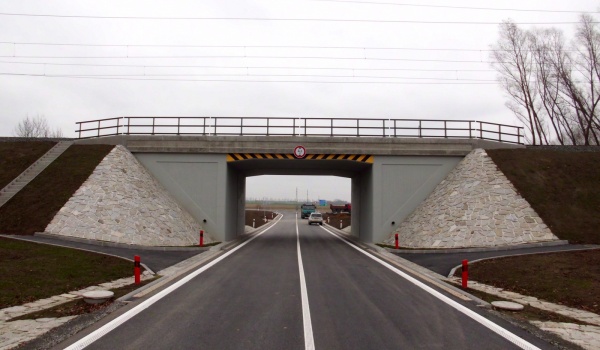 Otrokovice, vjezd do průmyslového areálu TOMA křížením se železniční tratí