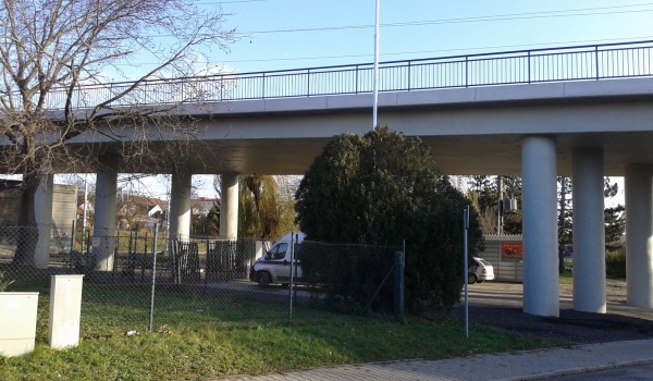 Otrokovice, most M-1 přes železniční trať a místní komunikaci