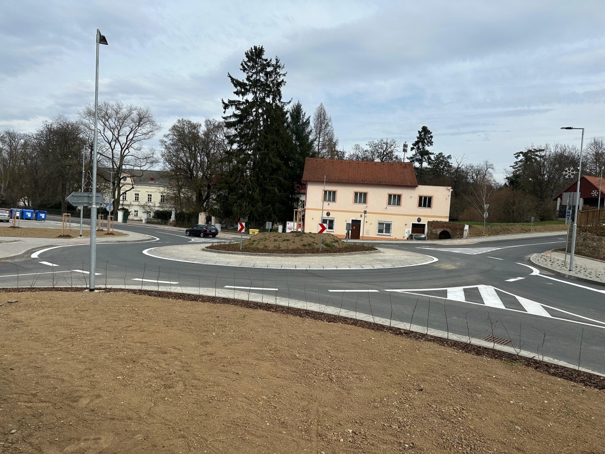 Nová okružní křižovatka silnic III/3983, III/39914 a místní komunikace v obci Tavíkovice