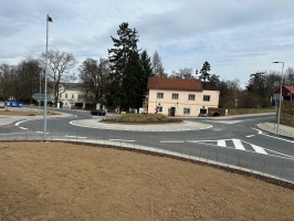 Nová okružní křižovatka silnic III/3983, III/39914 a místní komunikace v obci Tavíkovice